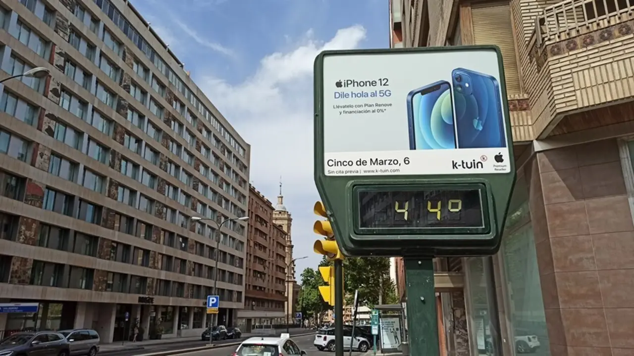 Un term&oacute;metro marca 44&ordm;C en agosto en Zaragoza.