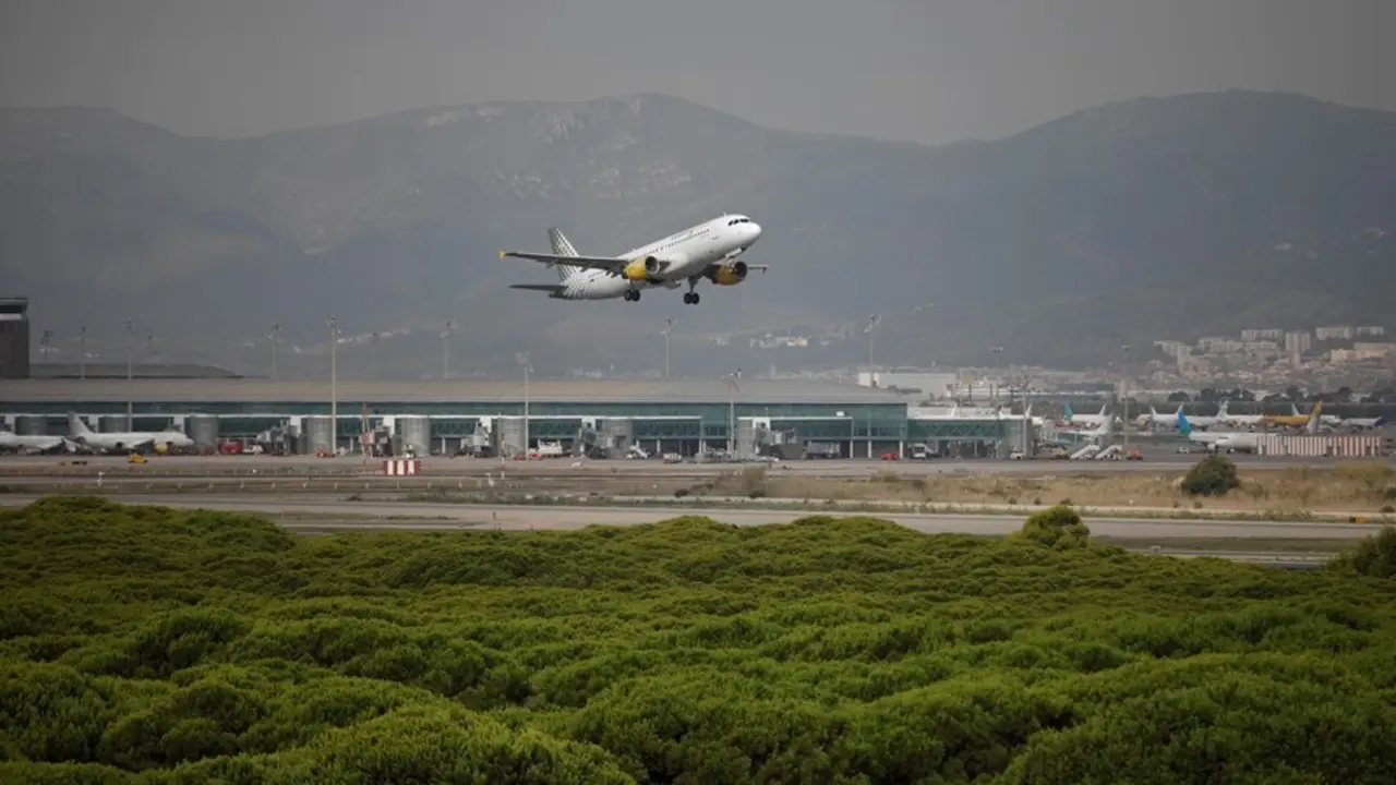 Un avi&oacute;n vuela por el espacio protegido de la Ricarda, en El Prat de Llobregat, a 9 de septiembre de 2021