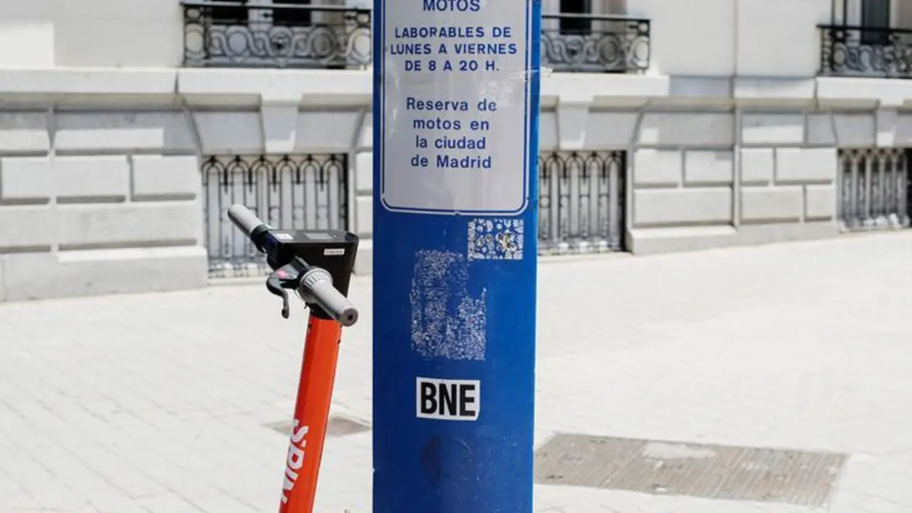 Archivo - Un patinete estacionado en una calle c&eacute;ntrica de Madrid, a 9 de junio de 2021, en Madrid (Espa&ntilde;a). Los controladores del Servicio de Estacionamiento Regulado (SER) llevan impuestas 38.050 denuncias hasta el 31 de mayo. La mayor&iacute;a, 29.613, han si