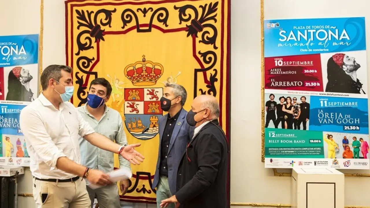 El vicepresidente y consejero de Universidades, Igualdad, Cultura y Deporte, Pablo Zuloaga, junto al alcalde de Santo&ntilde;a, Sergio Abascal, presenta la fiesta de las Virgen del Puerto.