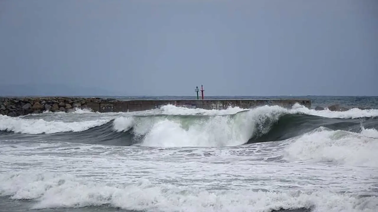Archivo - Olas, temporal, fr&iacute;o, lluvia, mar