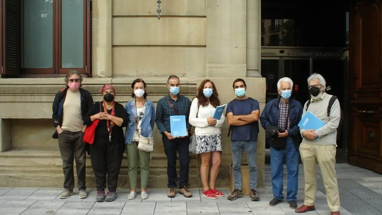 Representantes de varias asociaciones entregan en el Parlamento de Navarra un informe sobre las "graves irregularidades" de la "macrogranja" de Caparroso