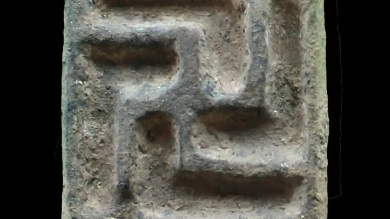 Archivo - Imagen del sello de bronce con la cruz gamada encontrado en el nuevo santuario Ib&eacute;rico en la Cueva de las Brujas, en Santomera