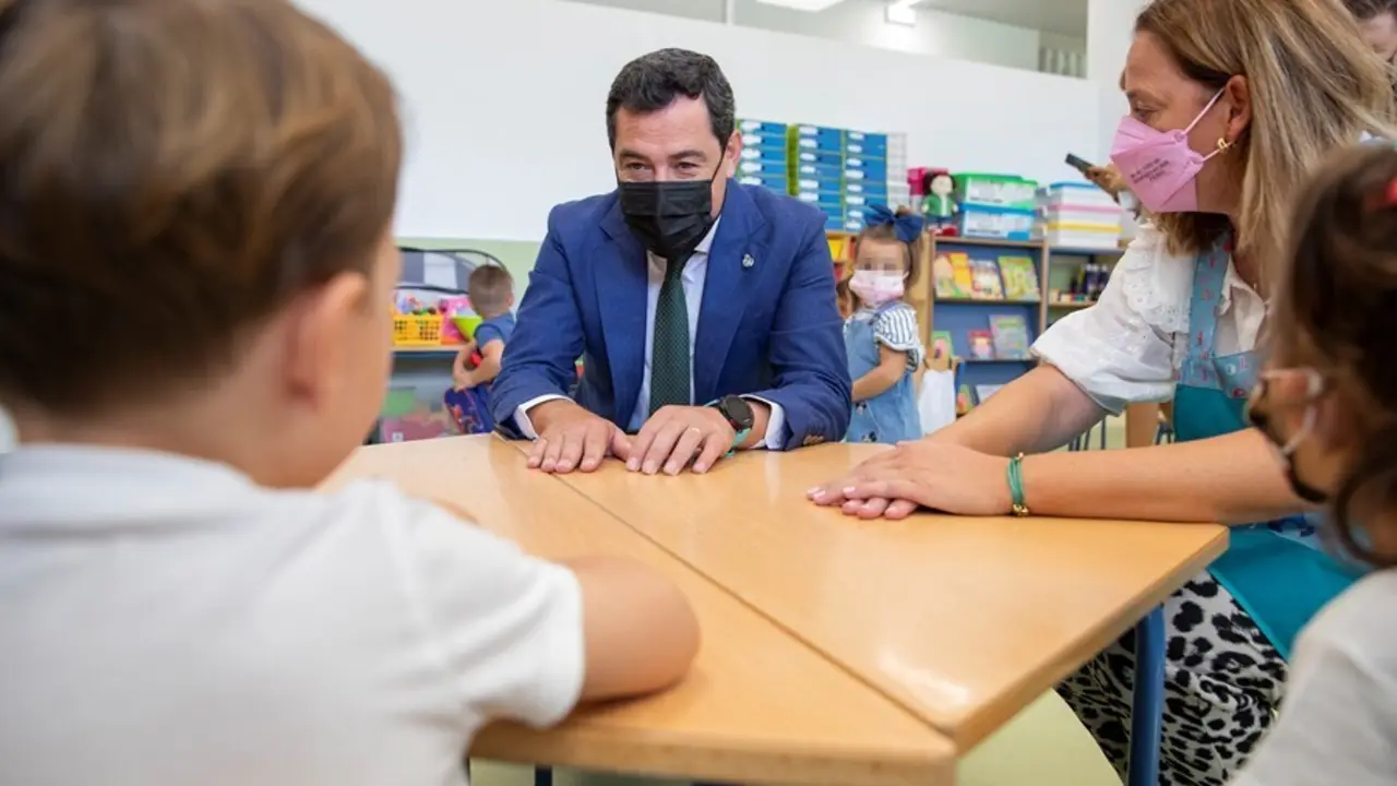 El presidente de la Junta de Andaluc&iacute;a, Juanma Moreno, en una de la aulas en la inauguraci&oacute;n del nuevo colegio de Educaci&oacute;n Infantil y Primaria Al-&Aacute;ndalus coincidiendo con el inicio del curso escolar 2021-2022. A 10 de septiembre de 2021, en Utrera (Sevil