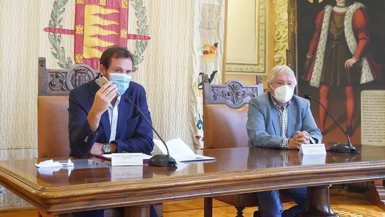 El alcalde de Valladolid da la noticia del Premio Ateneo a Christian Fern&aacute;ndez.