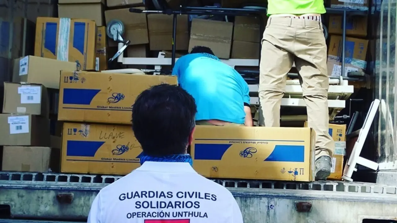 Archivo - Imagen de archivo de Guardias Civiles Solidarios cargando los contenedores con ayuda humanitaria para Honduras 