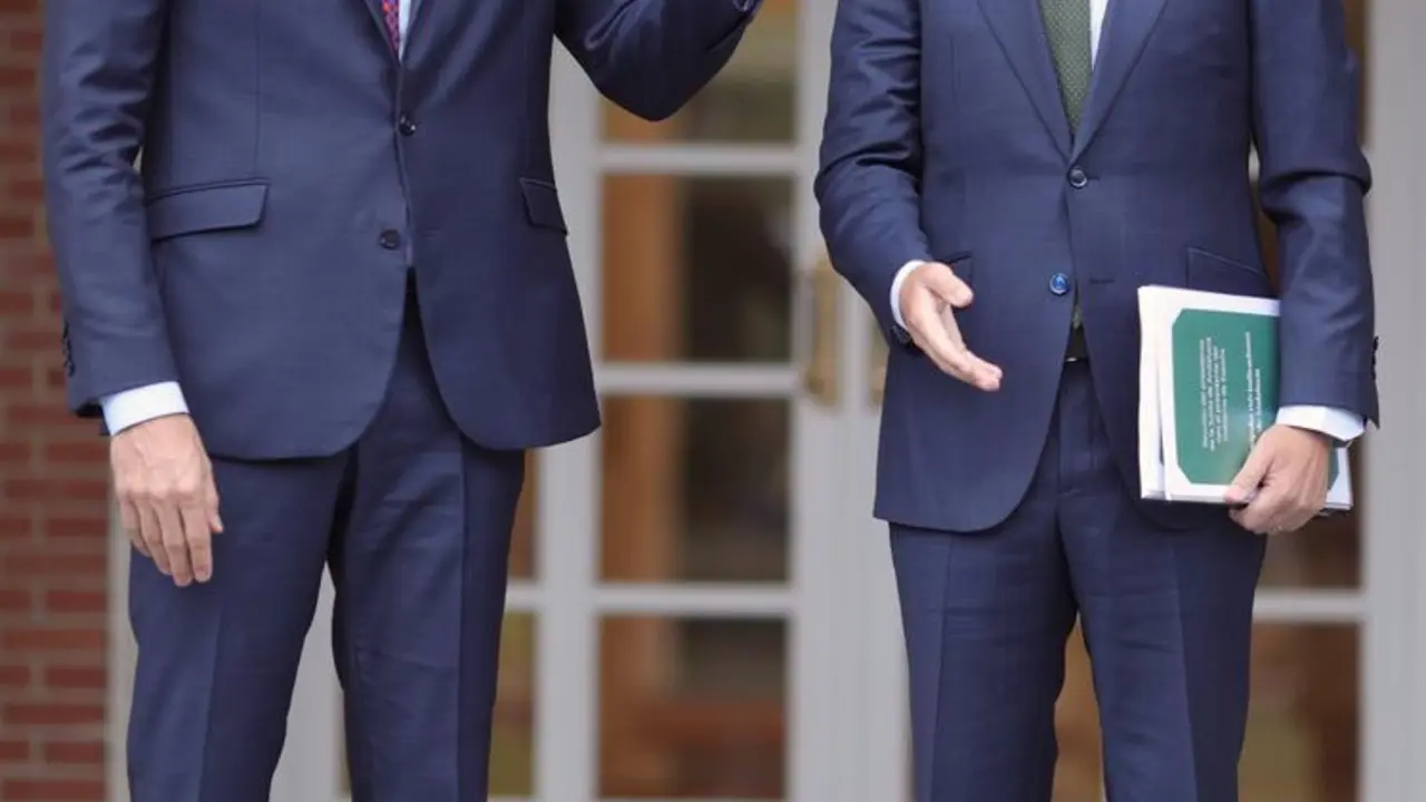 Archivo - El presidente del Gobierno, Pedro S&aacute;nchez (i), el presidente de la Junta de Andaluc&iacute;a, Juanma Moreno, en una fotograf&iacute;a de archivo. 