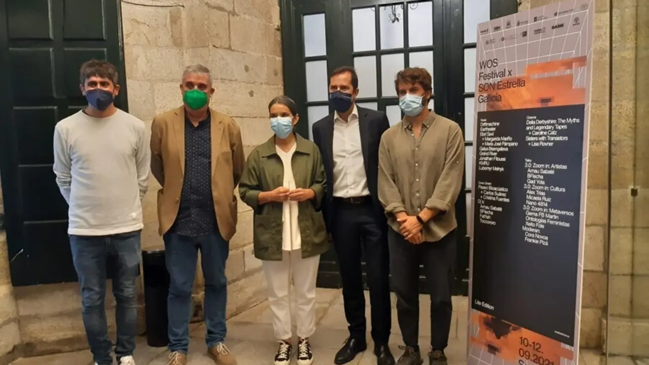 La concejala de Acci&oacute;n Cultural, Mercedes Ros&oacute;n, el director de la Agadic, Jacobo Sutil; el alcalde de Ames, Blas Garc&iacute;a; el representante de SON Estrella Galicia, Juan Mart&iacute;nez Inchausti; y el director del festival WOS, Iv&aacute;n Arias