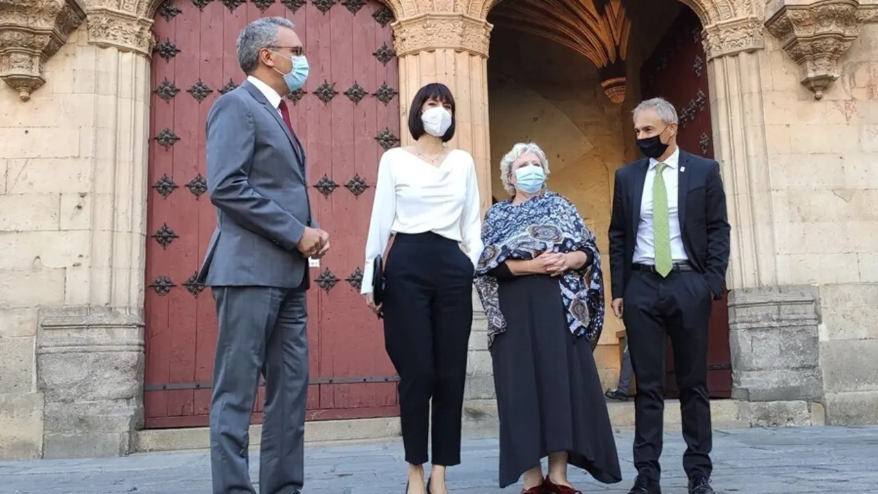 La ministra de Ciencia e Innovaci&oacute;n, Diana Morant, segunda por la izquierda, junto al delegado del Gobierno en Castilla y Le&oacute;n, Javier Izquierdo, la subdelegada del Gobierno en Salamanca, Encarnaci&oacute;n P&eacute;rez, y el rector de la USAL, Ricardo Rivero.