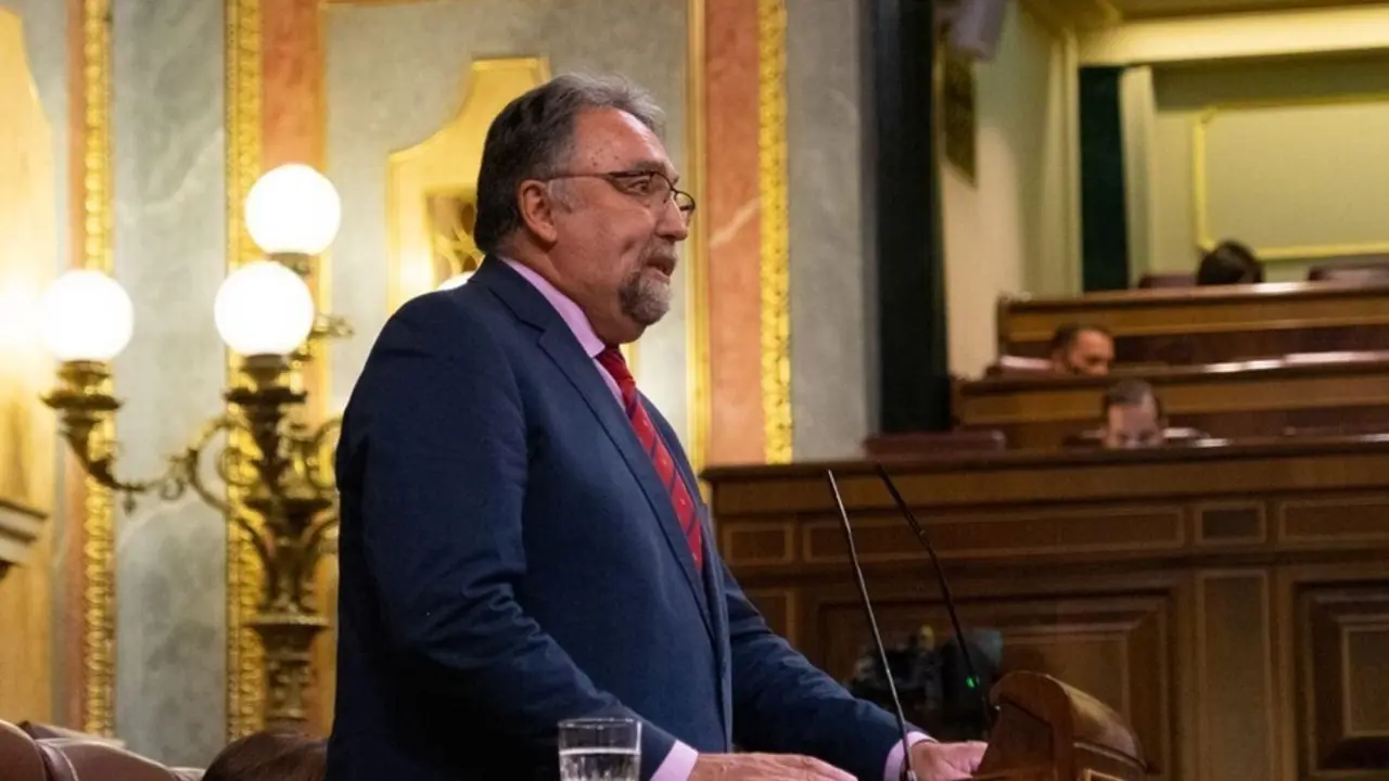 Archivo - El diputado de Foro Asturias, Isido Mart&iacute;nez Oblanca, interviene en el Pleno del Congreso