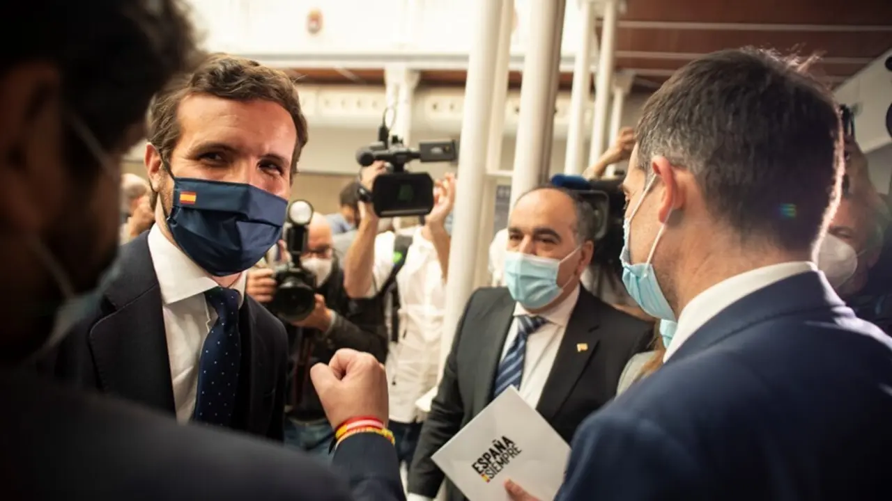 Archivo - El l&iacute;der del PP, Pablo Casado (2i), acude a una sesi&oacute;n plenaria en la Asamblea regional de Murcia, en Cartagena, Murcia (Espa&ntilde;a), a 18 de marzo de 2021. En este pleno, la Asamblea Regional de Murcia ha rechazado la moci&oacute;n de censura presentada p