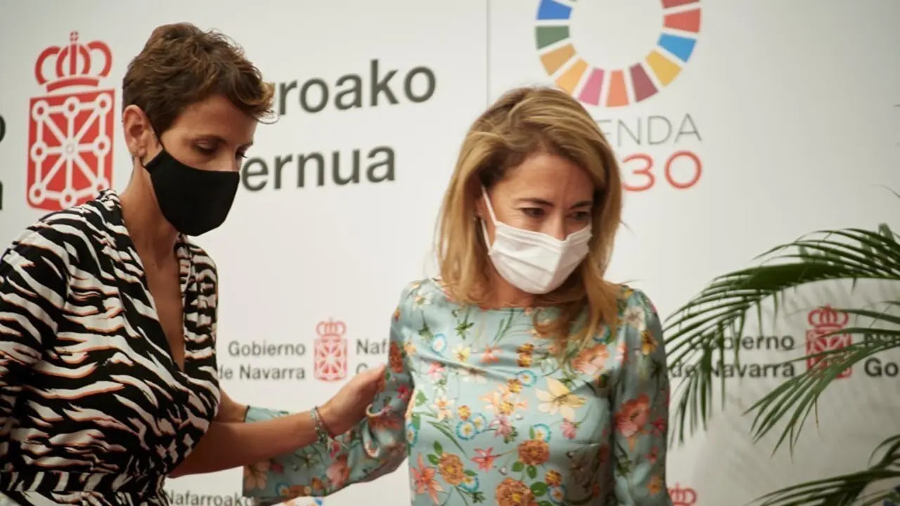 La ministra de Transportes, Movilidad y Agenda Urbana, Raquel S&aacute;nchez (d), y la presidenta de Navarra, Mar&iacute;a Chivite (i), durante una rueda de prensa en el Palacio de Navarra, a 10 de septiembre de 2021, en Pamplona, Navarra (Espa&ntilde;a). La ministra de Trans