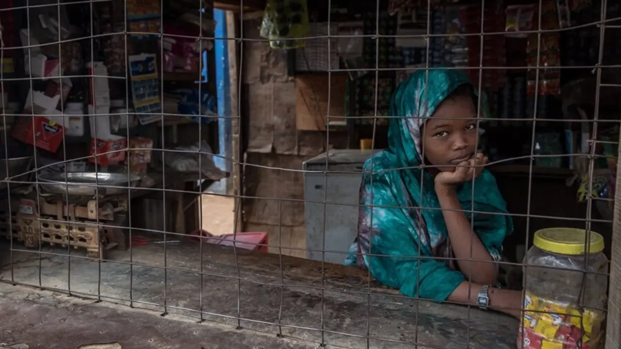 Archivo - Joven refugiada somal&iacute; en los campamentos de Kenia