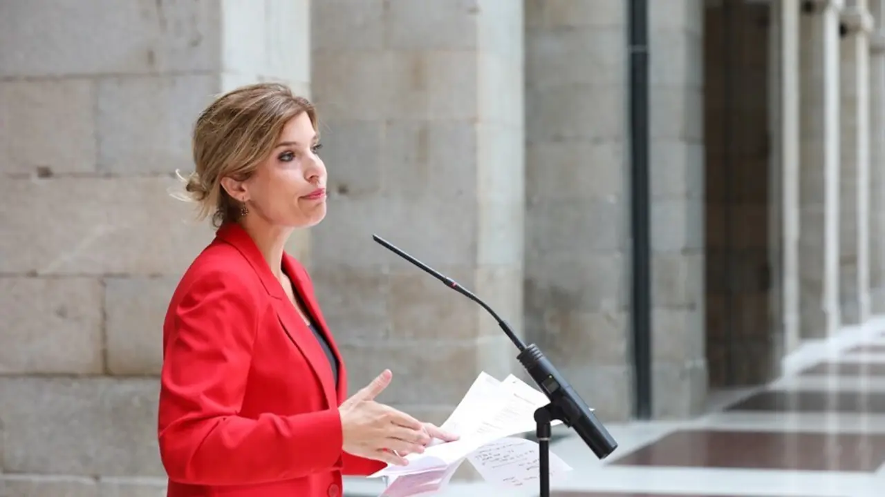 La portavoz del PSOE en la Asamblea, Hana Jalloul, ofrece declaraciones a los medios de comunicaci&oacute;n en la sede del Gobierno regional