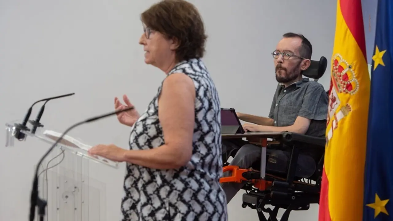 Archivo - El portavoz de Unidas Podemos en el Congreso, Pablo Echenique, y la portavoz de Sanidad de Unidas Podemos en el Congreso, Rosa Medel, intervienen en una rueda de prensa en el Congreso de los Diputados, a 1 de julio de 2021, en Madrid (Espa&ntilde;a). D