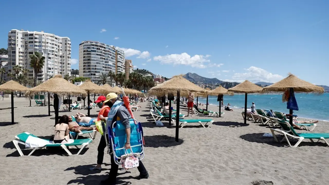 Archivo - Malague&ntilde;os y visitantes disfrutan de las playas  de la capital en la playa de la Malagueta, M&aacute;laga 