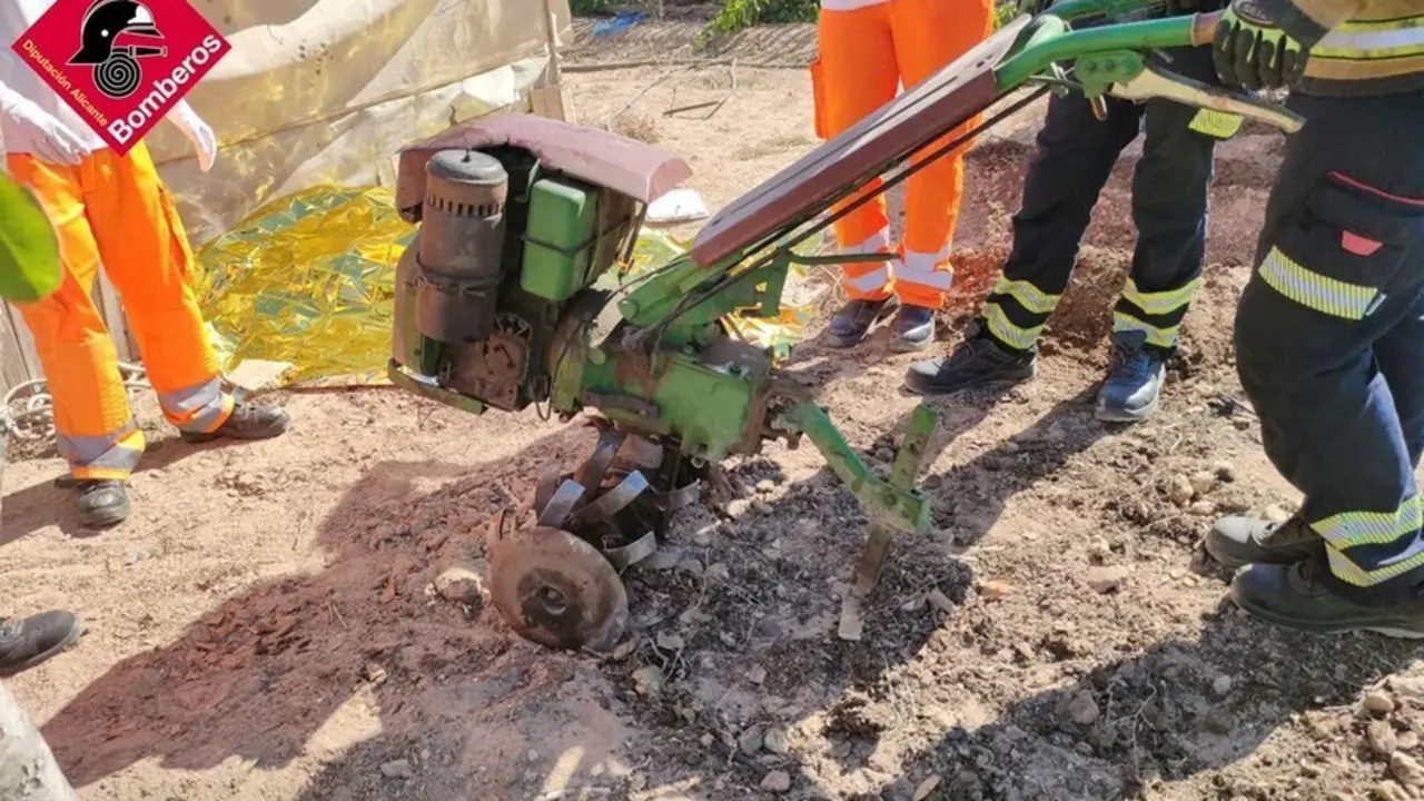 Bomberos rescatan a un hombre que hab&iacute;a quedado atrapado debajo de una mula mec&aacute;nica en Torrevieja (Alicante)