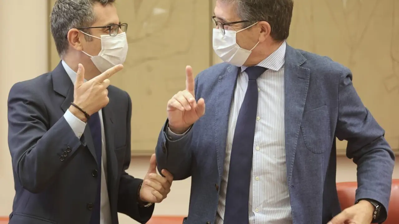 El ministro de la Presidencia, Relaciones con las Cortes y Memoria Democr&aacute;tica, F&eacute;lix Bola&ntilde;os (i) y el presidente de la Comisi&oacute;n Constitucional, Patxi L&oacute;pez (d), en el Congreso de los Diputados, a 9 de septiembre de 2021, en Madrid (Espa&ntilde;a)