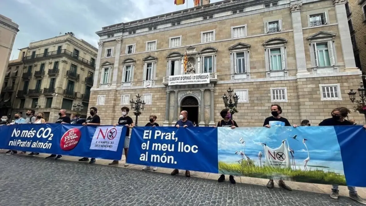 Unas 20 personas acampan en la plaza Sant Jaume de Barcelona contra la ampliaci&oacute;n de El Prat