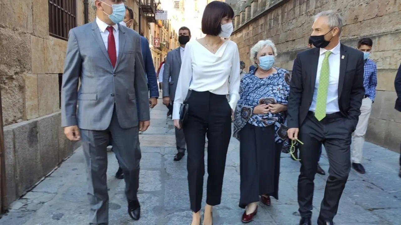 La ministra Morant, segunda por la izquierda, a su llegada a la Universidad de Salamanca.