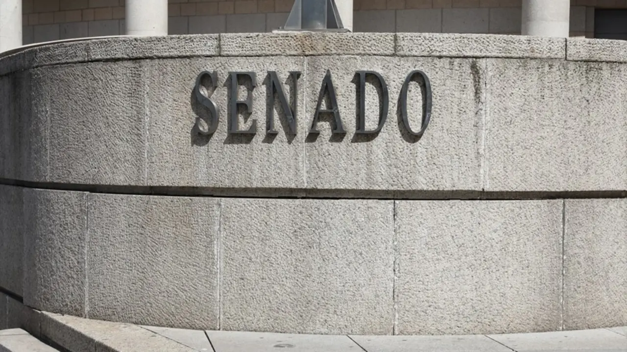 Archivo - Planca en la que se lee 'Senado' en la fachada exterior del edificio del Senado en Madrid.