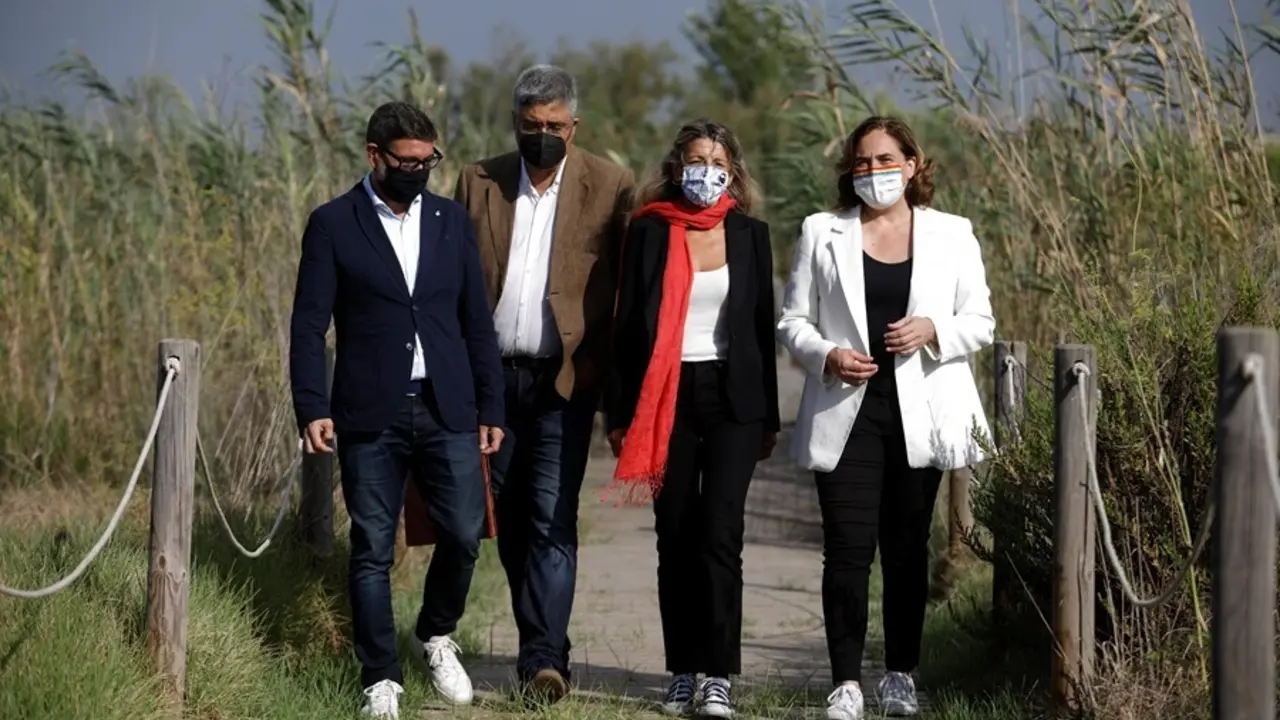 (I-D) El alcalde de El Prat, Llu&iacute;s Mijoler; el director del Centre de Recerca Ecol&ograve;gica i Aplicacions Forestals (Creaf), Joan Pino; la vicepresidenta segunda y ministra de Trabajo y Econom&iacute;a Social, Yolanda D&iacute;az y la alcaldesa de Barcelona Ada Colau, dura