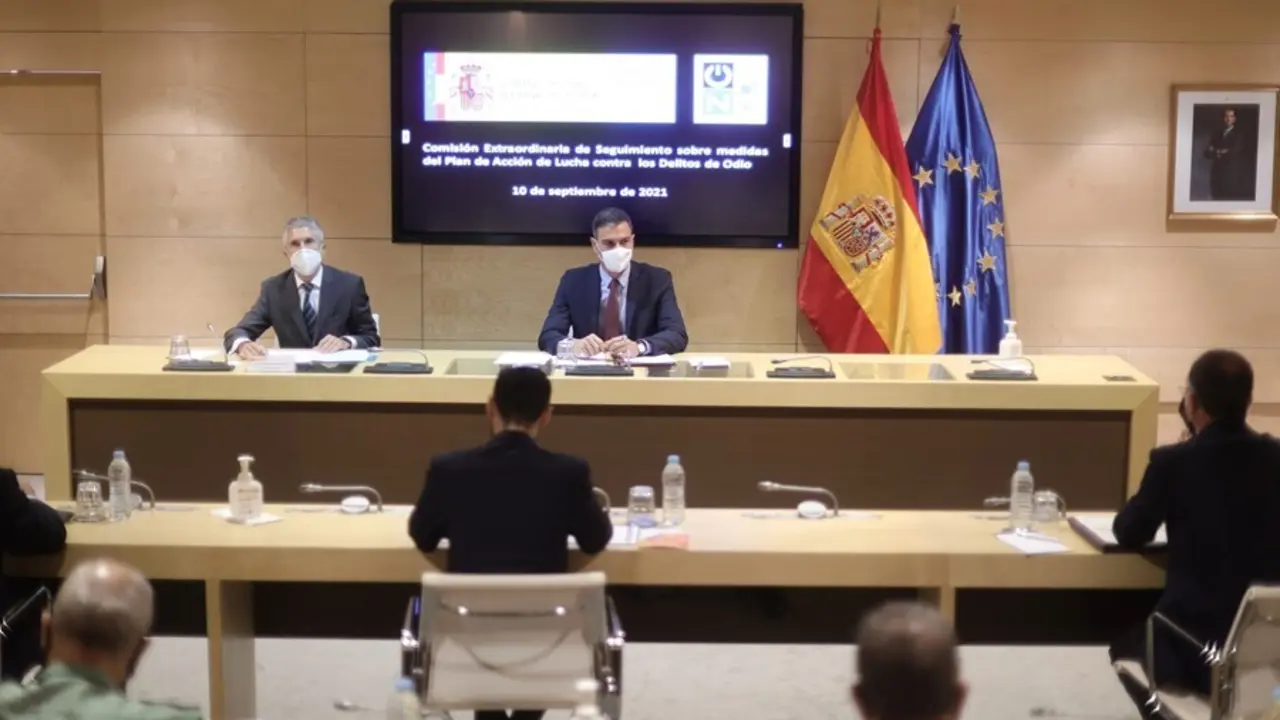 El ministro de Interior, Fernando Grande-Marlaska (i) y el presidente del Gobierno, Pedro S&aacute;nchez (d), durante la Comisi&oacute;n de Seguimiento del Plan de Lucha contra los Delitos de Odio