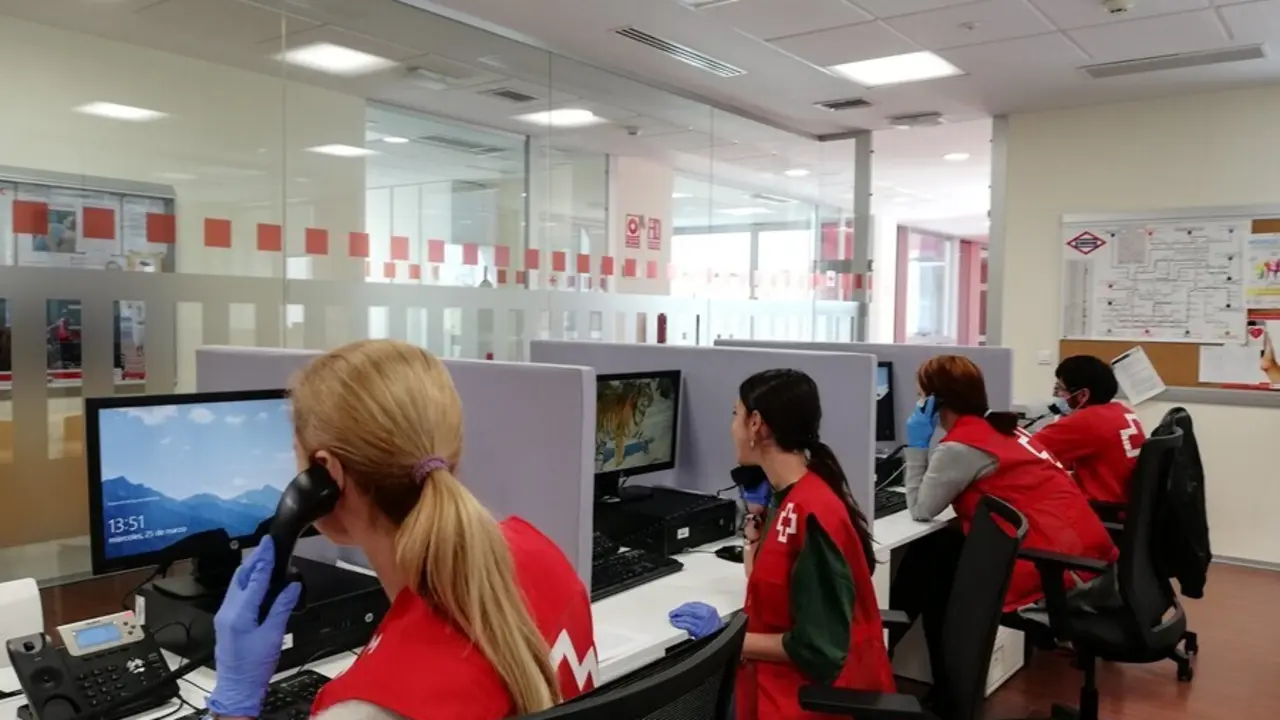 Voluntarios de 'Cruz Roja Te Escucha'