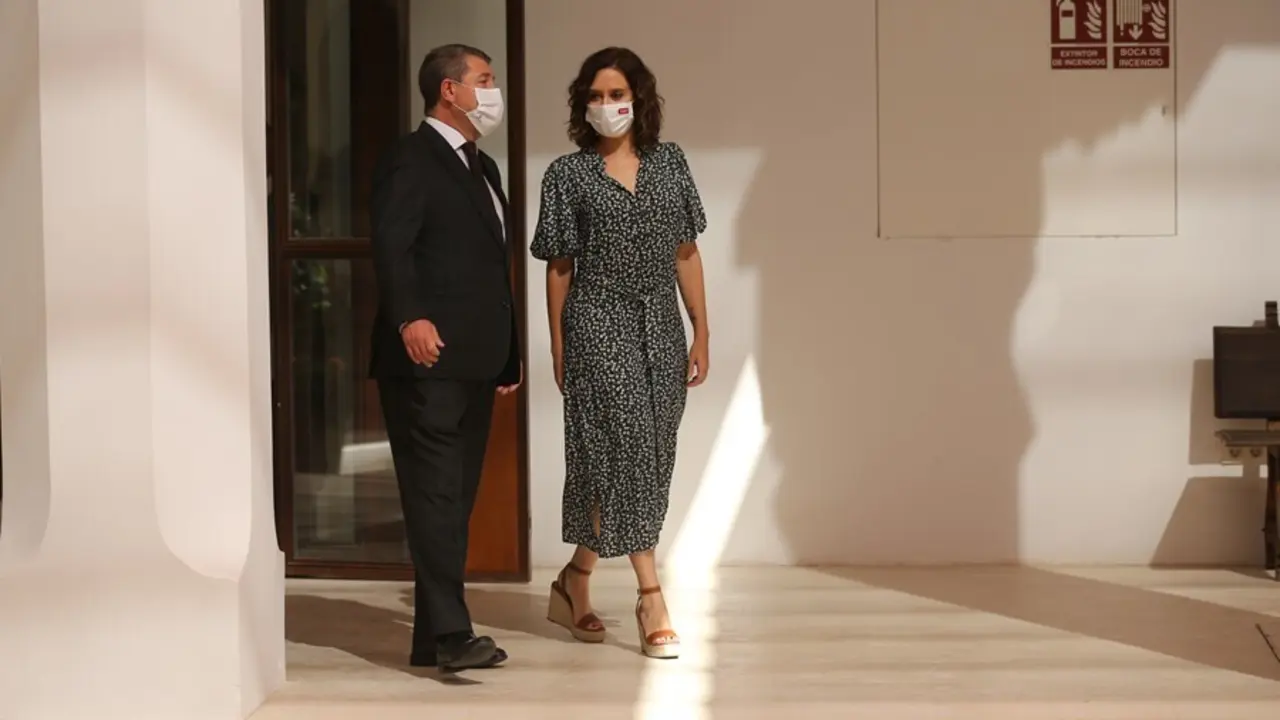 La presidenta de la Comunidad de Madrid, Isabel D&iacute;az Ayuso y el presidente de Castilla-La Mancha, Emiliano Garc&iacute;a-Page, a su llegada a un encuentro bilateral, en el Palacio de Fuensalida, a 10 de septiembre de 2021, en Toledo, Castilla-La Mancha (Espa&ntilde;a).