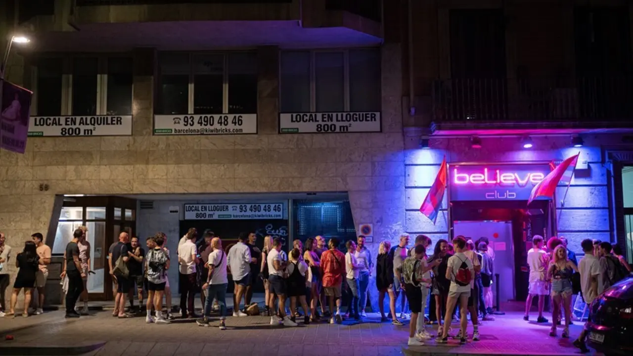 Archivo - J&oacute;venes hacen cola para entrar a una discoteca, a 27 de junio de 2021, en Barcelona, Catalunya (Espa&ntilde;a).
