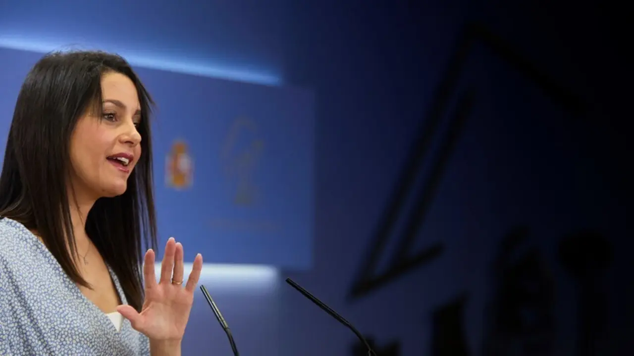La presidenta de Ciudadanos, In&eacute;s Arrimadas, en una rueda de prensa, durante la reuni&oacute;n de la Diputaci&oacute;n Permanente en el Congreso de los Diputados, a 25 de agosto de 2021, en Madrid (Espa&ntilde;a).