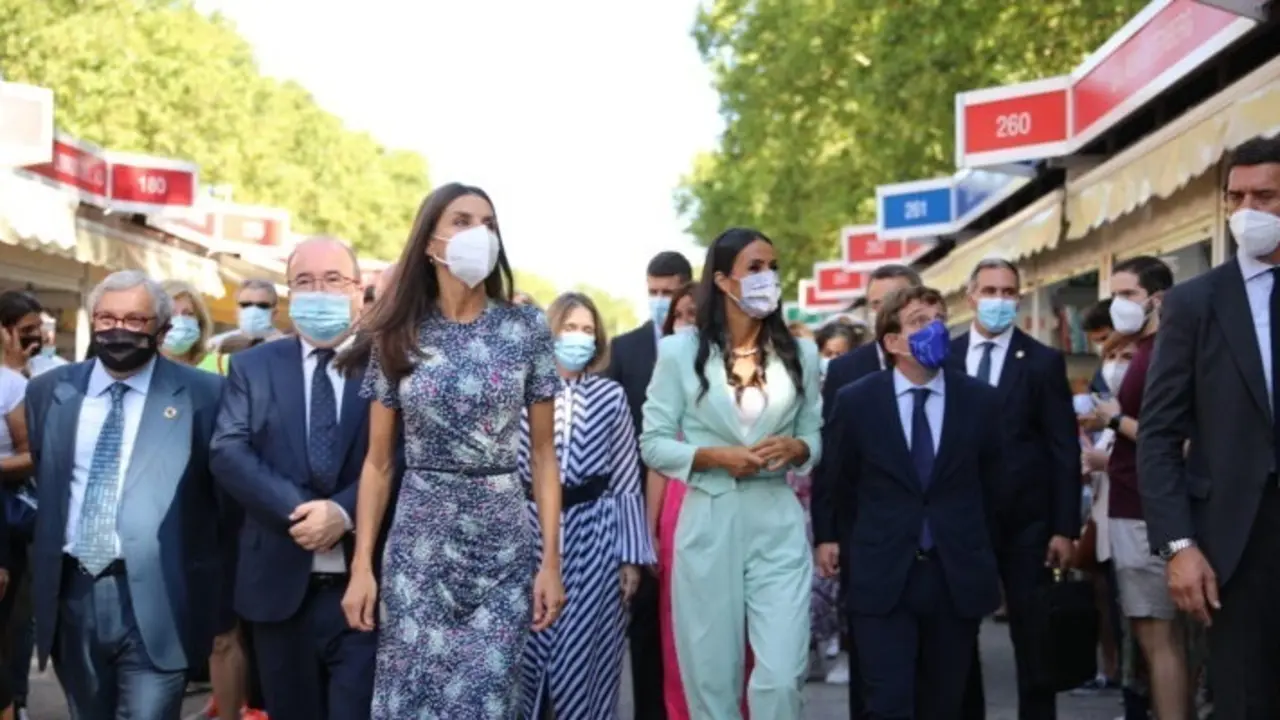 El alcalde de Madrid, Jos&eacute; Luis Mart&iacute;nez-Almeida, junto a la vicealcaldesa, Bego&ntilde;a Villac&iacute;s, y la delegada de Cultura, Turismo y Deporte, Andrea Levy, han acompa&ntilde;ado a la reina Letizia en la inauguraci&oacute;n de la 80&ordf; edici&oacute;n de la Feria del Libro de Madrid
