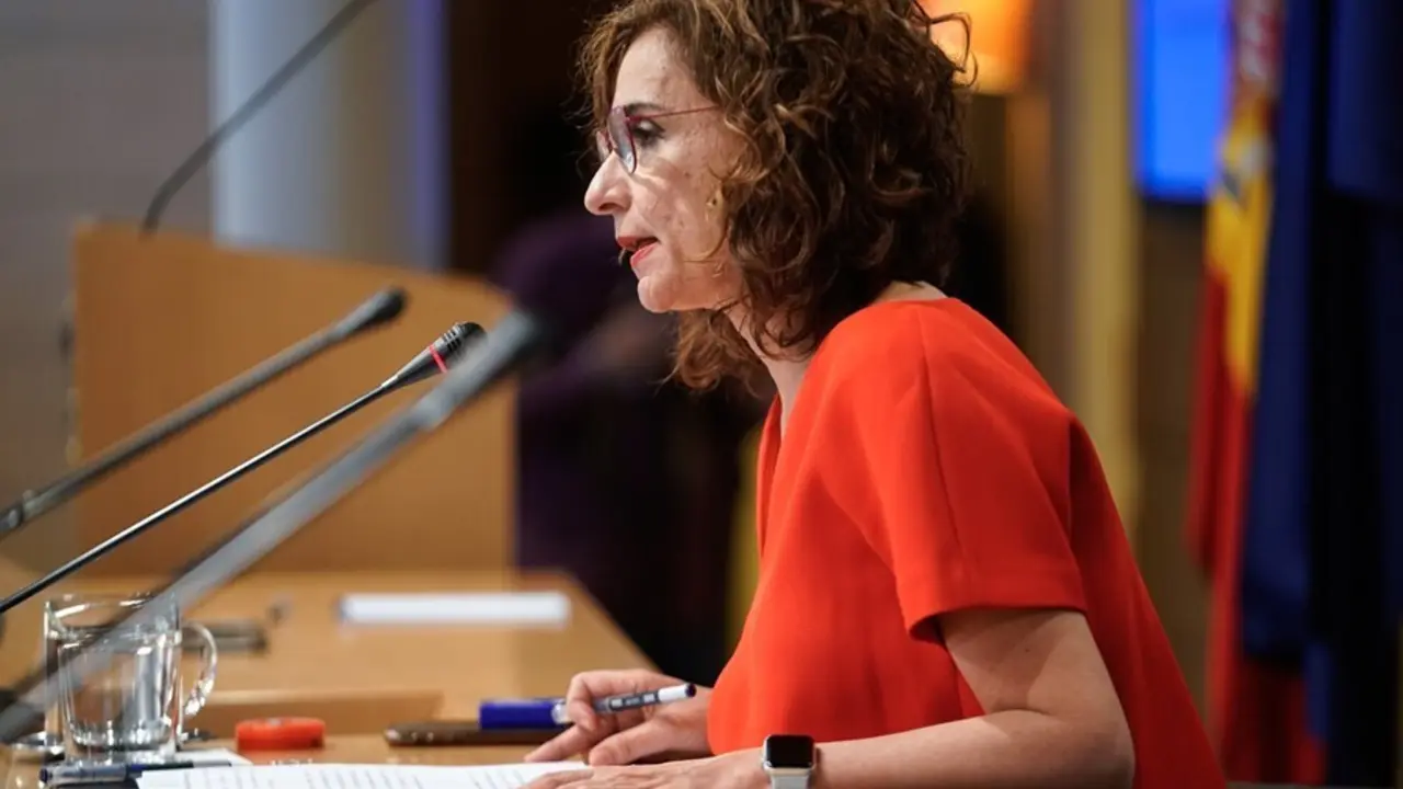 Archivo - La ministra de Hacienda y Funci&oacute;n P&uacute;blica, Maria Jes&uacute;s Montero, interviene en una rueda de prensa posterior a una reuni&oacute;n del Consejo de Pol&iacute;tica Fiscal y Financiera, a 28 de julio de 2021, en Madrid, (Espa&ntilde;a). 