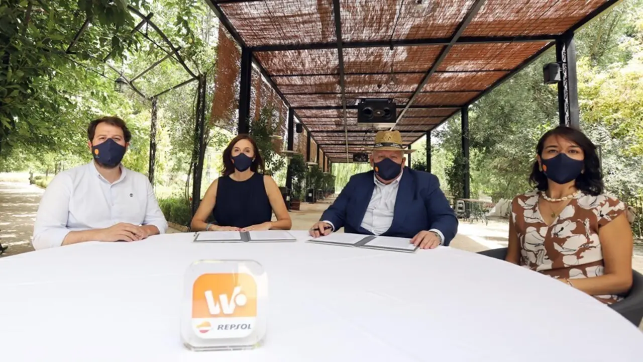 Archivo - Firma de acuerdo entre Repsol y Huerta Caraba&ntilde;a