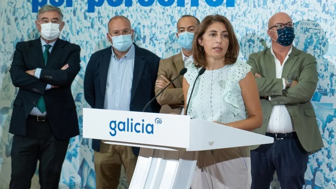 La conselleira de Medio Ambiente, Territorio e Vivenda y vicesecretaria de Axenda Verde del PPdeG, &Aacute;ngeles V&aacute;zquez, comparece junto al secretario general del PPdeG, Miguel Tellado, y otros dirigentes populares.