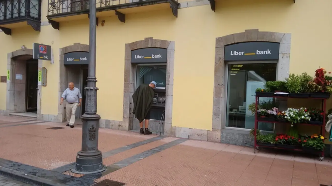 Archivo - La oficina de Cajastur en Ribadesella ha sido la primera de las sedes de la marca regional de Liberbank en adaptar sus instalaciones a la nueva imagen de la entidad bancaria.