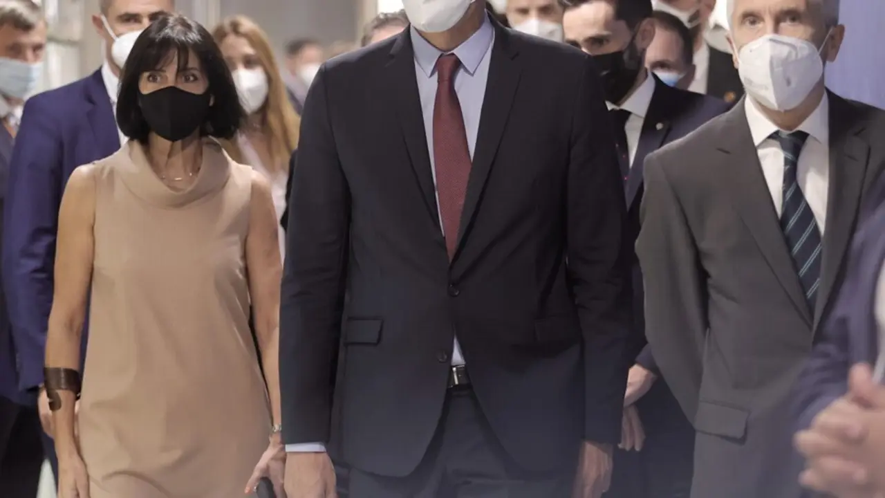 El presidente del Gobierno, Pedro S&aacute;nchez (c) y el ministro de Interior, Fernando Grande-Marlaska (d), a su llegada a la Comisi&oacute;n de Seguimiento del Plan de Lucha contra los Delitos de Odio, en la Oficina Nacional de Lucha Contra los Delitos de Odio, a 10
