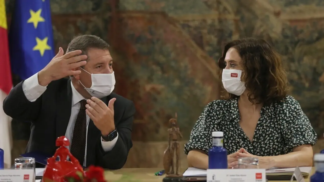 La presidenta de la Comunidad de Madrid, Isabel D&iacute;az Ayuso y el presidente de Castilla-La Mancha, Emiliano Garc&iacute;a-Page, en un encuentro bilateral, en el Palacio de Fuensalida, a 10 de septiembre de 2021, en Toledo, Castilla-La Mancha (Espa&ntilde;a).