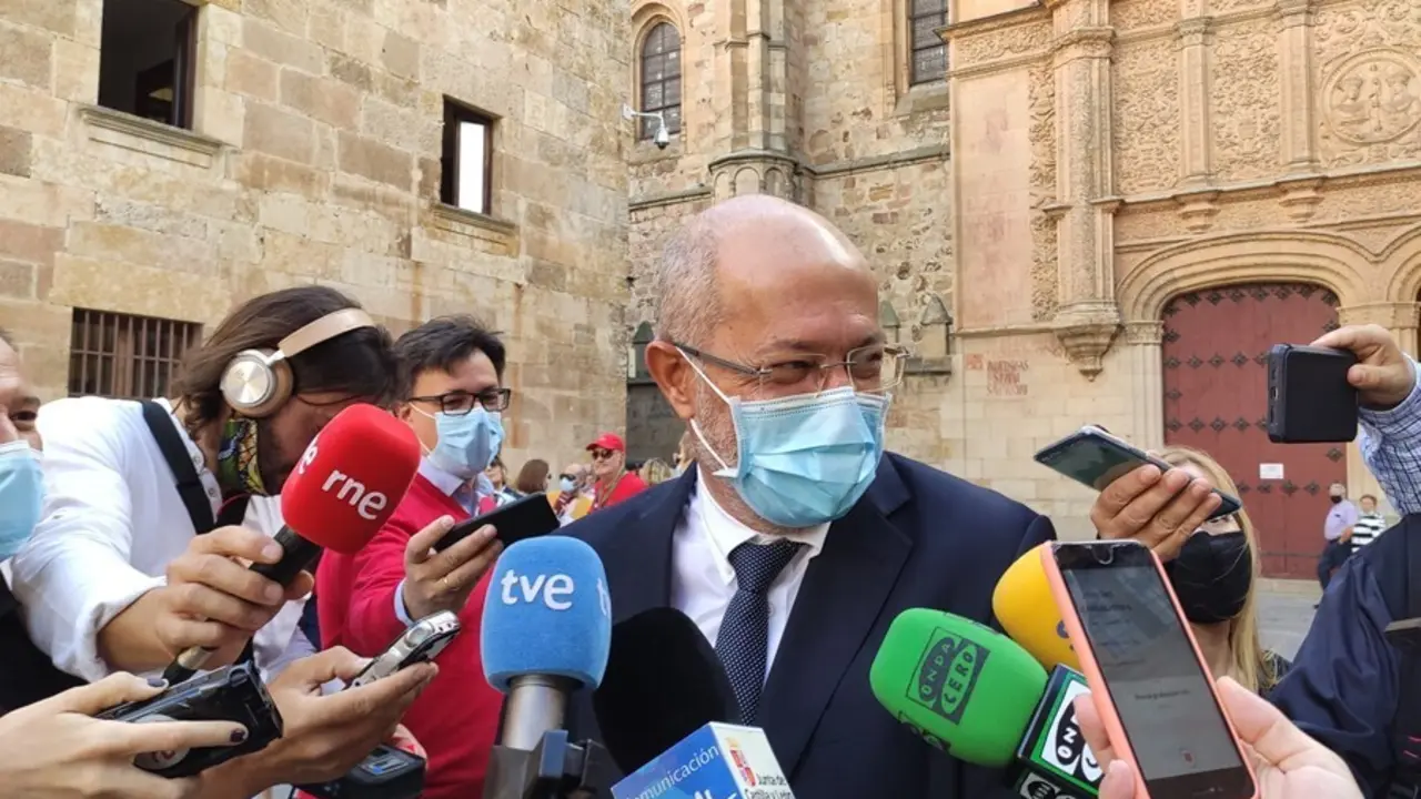 El vicepresidente de la Junta, Francisco Igea, atiende a los medios de comunicaci&oacute;n en Salamanca.