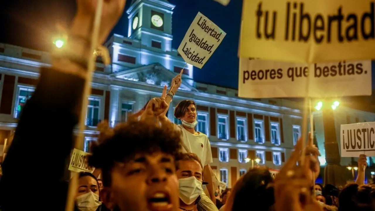 Varios manifestantes durante una concentraci&oacute;n en la Puerta del Sol contra las agresiones a las personas LGTBI, a 8 de septiembre de 2021, en Madrid, (Espa&ntilde;a). El Movimiento Marika Madrid ha convocado esta concentraci&oacute;n bajo el lema &lsquo;&iexcl;Basta ya!&rsquo; a ra&iacute;z de
