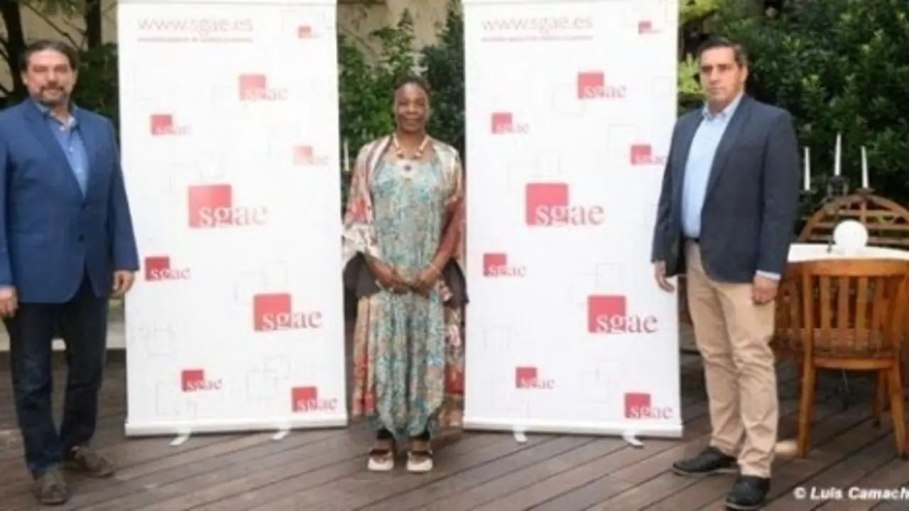 La cantante y compositora Buika posa junto al presidente de la SGAE, Antonio Onetti (izquierda) y Adri&aacute;n Restrepo, director general de la entidad, en su sede central de Madrid.