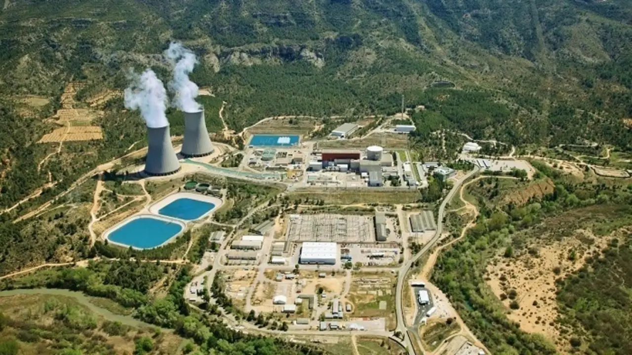 Archivo - Vista a&eacute;rea de la central nuclear de Cofrentes (Valencia).
