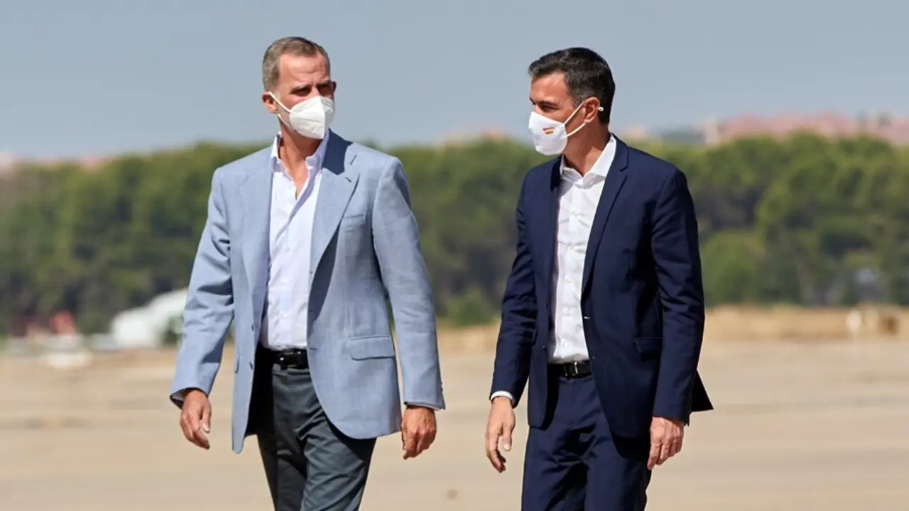 El Rey Felipe VI y el presidente del Gobierno, Pedro S&aacute;nchez
