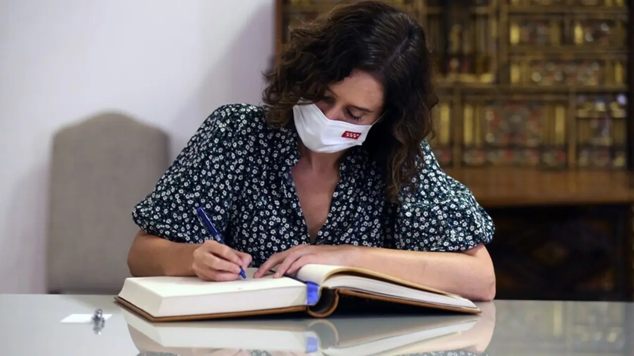 La presidenta de la Comunidad de Madrid, Isabel D&iacute;az Ayuso, firma durante un encuentro bilateral con el presidente de Castilla-La Mancha, en el Palacio de Fuensalida, a 10 de septiembre de 2021, en Toledo, Castilla-La Mancha (Espa&ntilde;a)