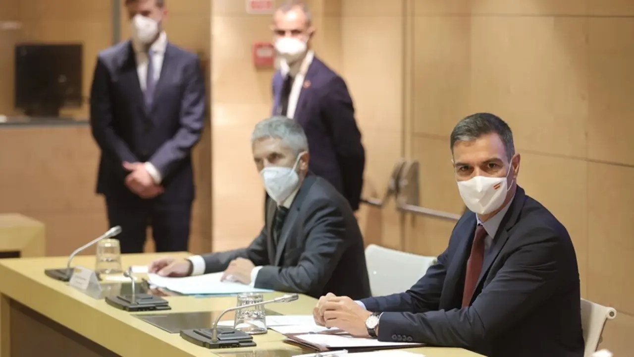 El ministro de Interior, Fernando Grande-Marlaska (i) y el presidente del Gobierno, Pedro S&aacute;nchez (d), durante la Comisi&oacute;n de Seguimiento del Plan de Lucha contra los Delitos de Odio, en la Oficina Nacional de Lucha Contra los Delitos de Odio, a 10 de sep