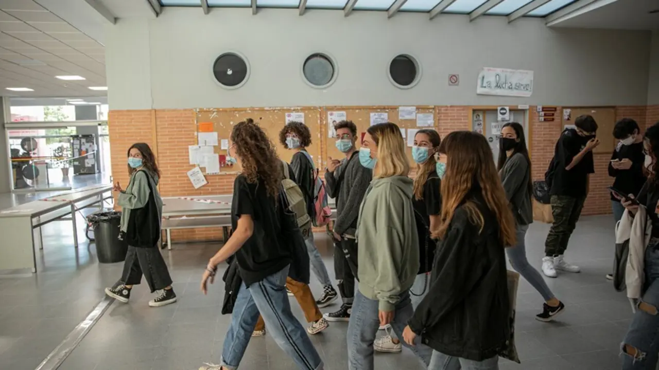 Archivo - Un grupo de estudiantes en los pasillos de la facultad de Comunicaci&oacute;n de la Universidad de Sevilla, durante el inicio de las clases de forma escalonada. En Sevilla, (Andaluc&iacute;a, Espa&ntilde;a), a 05 de octubre de 2020.