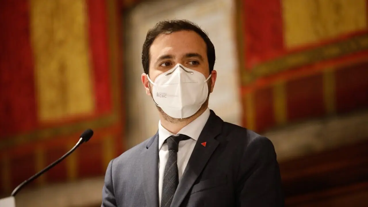 Archivo - El ministro de Consumo y l&iacute;der de IU, Alberto Garz&oacute;n interviene en rueda de prensa despu&eacute;s de una reuni&oacute;n de trabajo en el Ayuntamiento de Barcelona, Catalunya (Espa&ntilde;a), a 17 de diciembre de 2020.