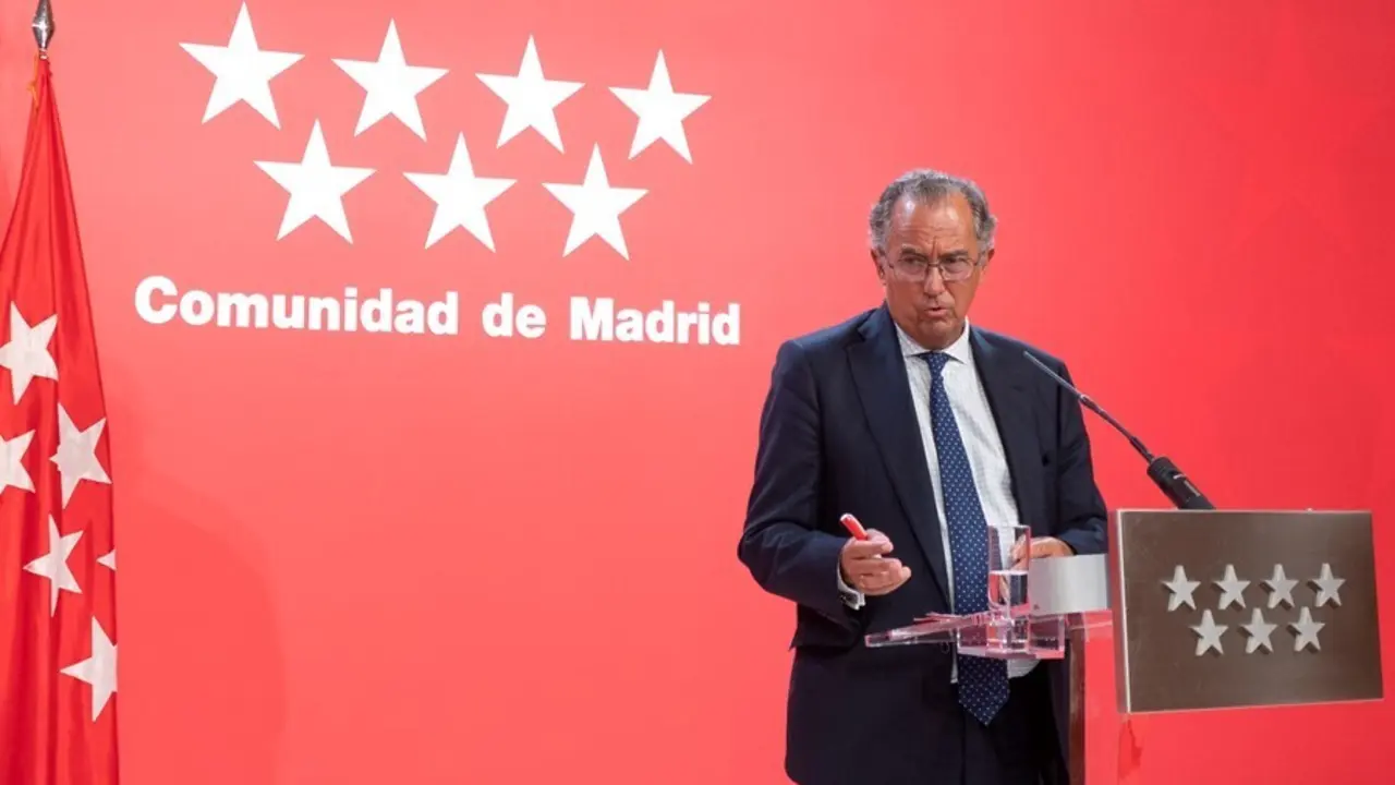 El consejero de Educaci&oacute;n, Ciencia y Universidades de la Comunidad de Madrid, Enrique Ossorio, ofrece declaraciones a los medios de comunicaci&oacute;n en la sede del Gobierno regional, a 6 de septiembre de 2021, en Madrid (Espa&ntilde;a). La presidenta madrile&ntilde;a manti