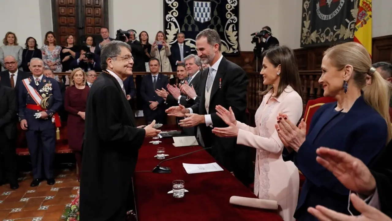 Archivo - Los Reyes imponen la medalla del Premio Cervantes al escritor nicarag&uuml;ense Sergio Ram&iacute;rez durante el acto de entrega de este galard&oacute;n que ha tenido lugar en el Paraninfo de la Universidad de Alcal&aacute; de Henares