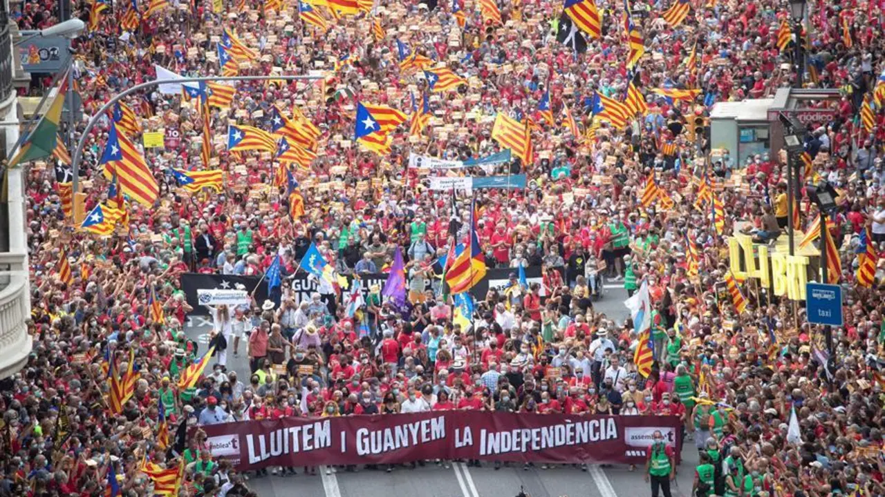Participantes en la manifestaci&oacute;n convocada por la ANC en Barcelona con motivo de la Diada del 11 de septiembre, que avanza desde la plaza Urquinaona hasta la Estaci&oacute;n de Francia, donde est&aacute; instalado el escenario para los parlamentos finales. EFE/ Marta P&eacute;rez